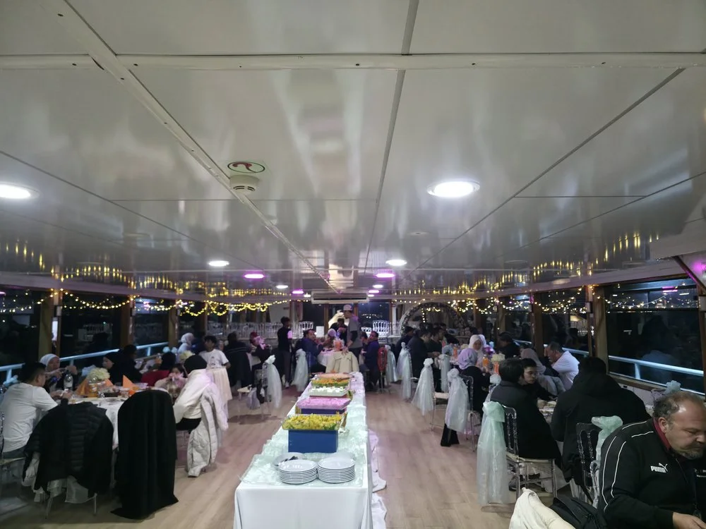 GEMZE gece aydınlatmalı Bosphorus seyri