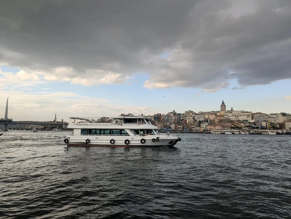 GEMZE lüks tekne dış görünümü ve Boğaz kıyısı