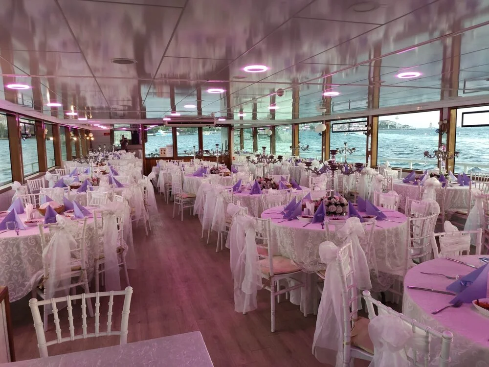 GEMZE salon içi pencereden Boğaz manzaralı yemek masası